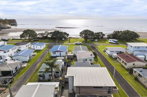 Photo of property in 68 Sixth Avenue, Urenui, 4377