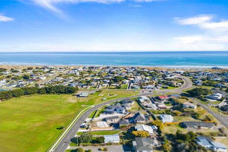 Photo of property in 27 Bond Street, Foxton Beach, Foxton, 4815