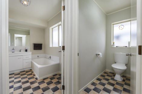 Photo of property in 2a Belfast Place, Roslyn, Palmerston North, 4414