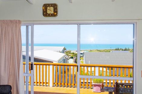 Photo of property in 18 Okiwa Terrace, Waiinu Beach, Whanganui, 4588