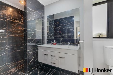 Photo of property in 31 Harbour Crest Drive, Waiuku, 2123