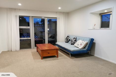 Photo of property in 28 Staincross Street, Green Bay, Auckland, 0604