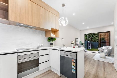 Photo of property in 15 Don Oliver Lane, Glen Eden, 0602