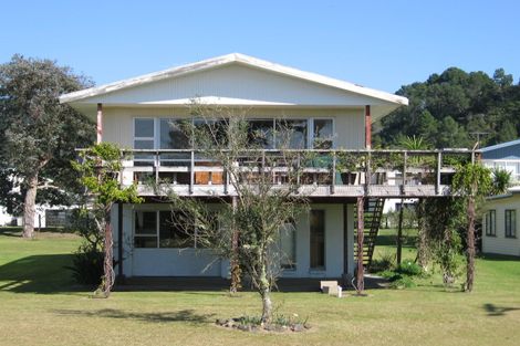 Photo of property in 48 Marine Parade, Cooks Beach, Whitianga, 3591