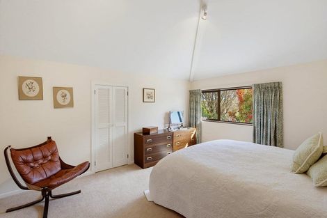Photo of property in 10 Karaka Grove, Waikanae, 5036