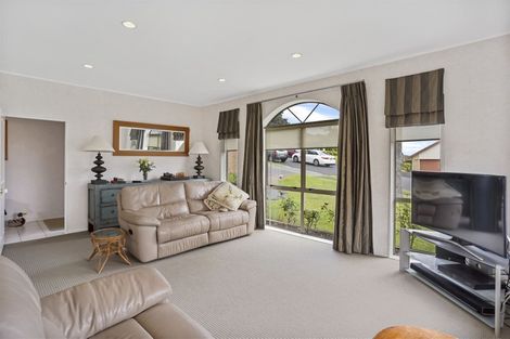Photo of property in 8 Lorikeet Place, Unsworth Heights, Auckland, 0632
