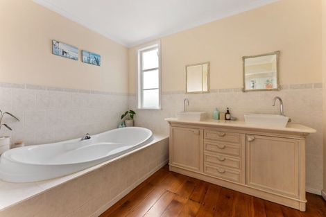 Photo of property in 42 Hastings Street, Halcombe, Feilding, 4779