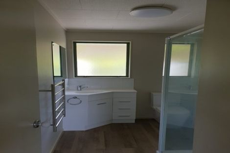 Photo of property in 17 Makiri Street, Helensville, 0800