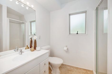 Photo of property in 12 Mandeville Place, Unsworth Heights, Auckland, 0632