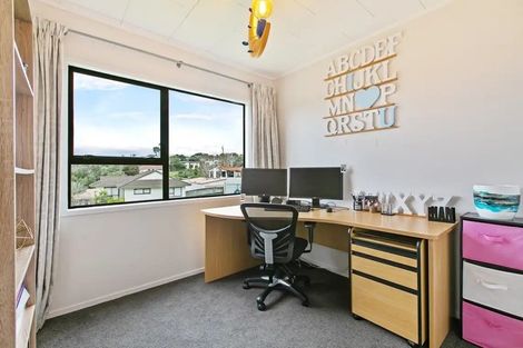 Photo of property in 2/1 Landsdale Place, Massey, Auckland, 0614