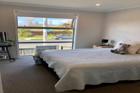 Photo of property in 1a Pavola Grove, Glenfield, Auckland, 0629