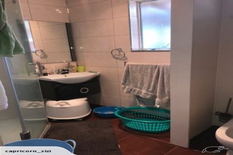 Photo of property in 2 Springside Place, New Lynn, Auckland, 0600