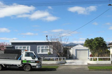 Photo of property in 24 Queenwood Road, Levin, 5510