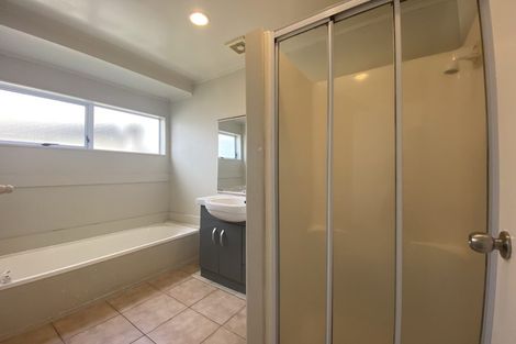 Photo of property in 2/8 Raines Avenue, Forrest Hill, Auckland, 0620