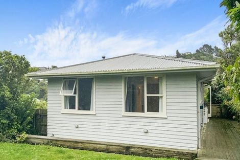 Photo of property in 6 Westleigh Way, Newlands, Wellington, 6037