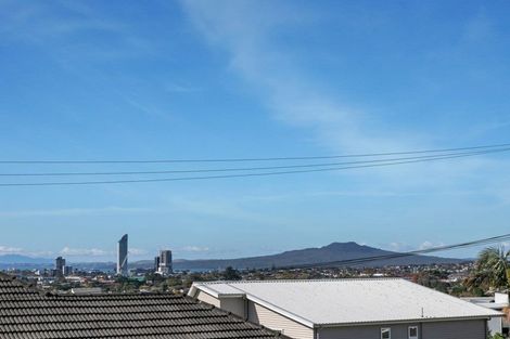 Photo of property in 1/70 Ocean View Road, Northcote, Auckland, 0627