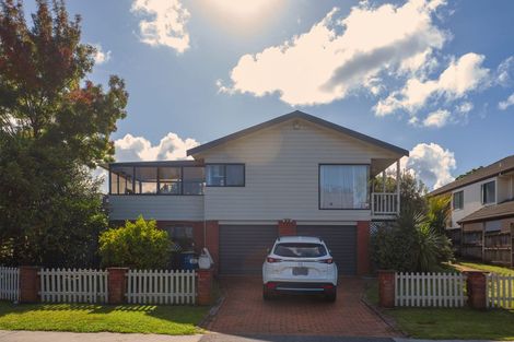 Photo of property in 33 Lagoon Way, West Harbour, Auckland, 0618