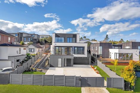 Photo of property in 28 Roxborough Place, East Tamaki Heights, Auckland, 2016