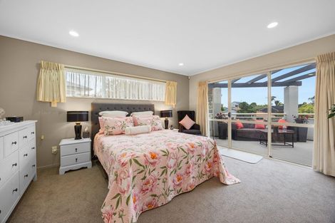 Photo of property in 6 Harbour Lights Close, West Harbour, Auckland, 0618