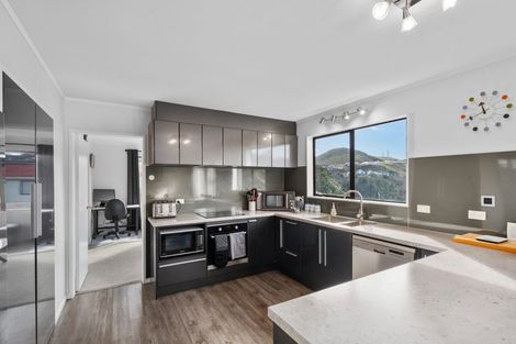 Photo of property in 6 Wantwood Grove, Churton Park, Wellington, 6037