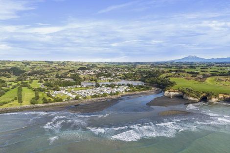 Photo of property in 68 Sixth Avenue, Urenui, 4377