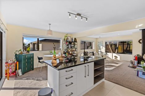 Photo of property in 2/16 Matisse Drive, West Harbour, Auckland, 0618