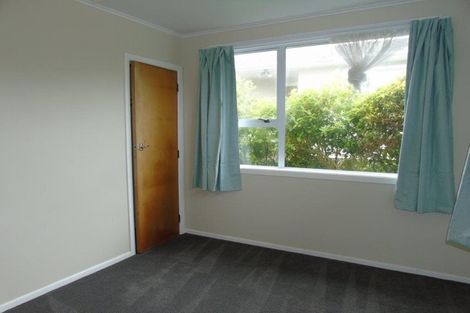 Photo of property in 38 Brooker Grove, Newlands, Wellington, 6037