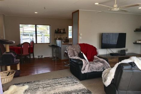 Photo of property in 97 Queens Road, Waikanae Beach, Waikanae, 5036