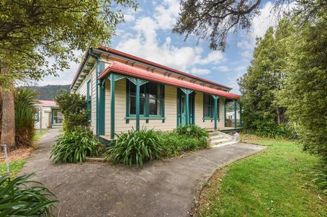 Photo of property in 24 Devon Street, Picton, 7220