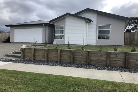 Photo of property in 15 Coutts Way, Fitzherbert, Palmerston North, 4410