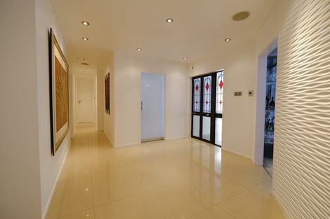 Photo of property in 98 Grande Vue Road, Hillpark, Auckland, 2102