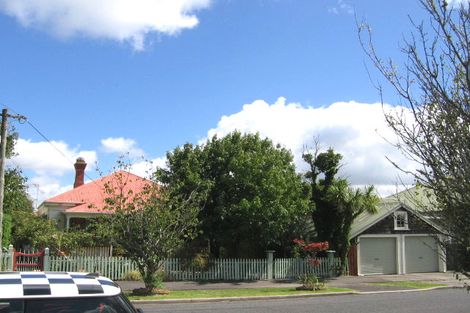 Photo of property in 31 Russell Street, Stanley Point, Auckland, 0624