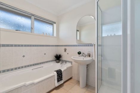 Photo of property in 1/140 Churchill Road, Rothesay Bay, Auckland, 0630