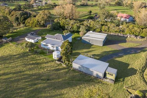 Photo of property in 290 Waitakere Road, Taupaki, 0782