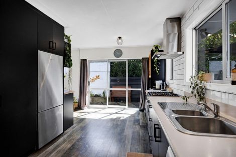 Photo of property in 1 Nikau Street, Inglewood, 4330