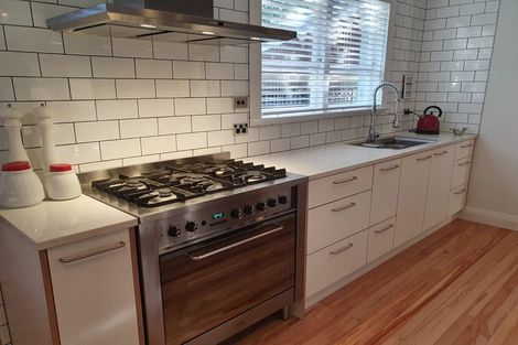 Photo of property in 16 Walton Avenue, Waikanae, 5036