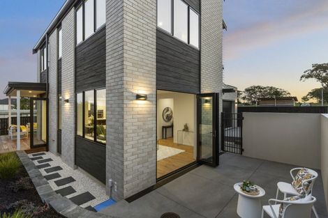 Photo of property in 1 The Crest, Sunnyhills, 2010