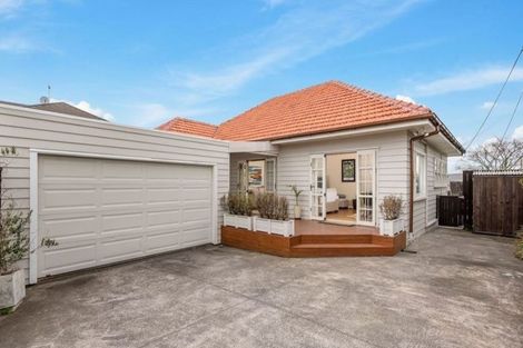 Photo of property in 2/118 East Coast Road, Forrest Hill, Auckland, 0620