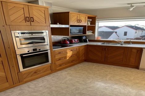 Photo of property in 2/24 Cherub Place, West Harbour, Auckland, 0618