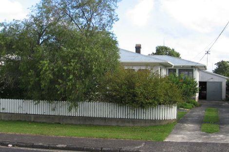 Photo of property in 6 Renata Crescent, Te Atatu Peninsula, Auckland, 0610