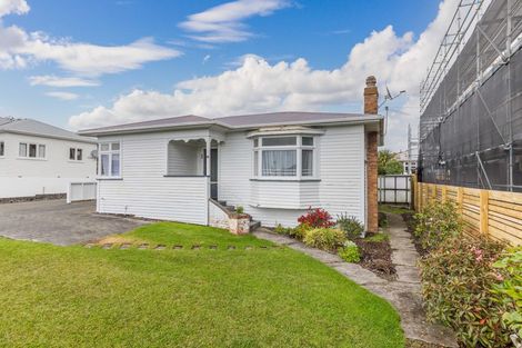 Photo of property in 98 Point Chevalier Road, Point Chevalier, Auckland, 1022