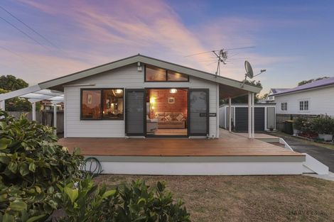 Photo of property in 2/30 Kiwi Esplanade, Mangere Bridge, Auckland, 2022