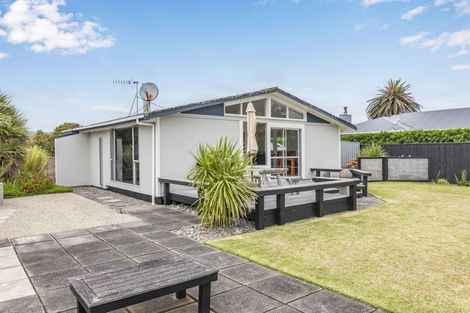 Photo of property in 11 Hadfield Place, Paraparaumu Beach, Paraparaumu, 5032