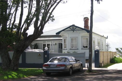 Photo of property in 2 Aratonga Avenue, Greenlane, Auckland, 1051