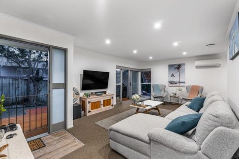 Photo of property in 2 Katrina Place, Massey, Auckland, 0614