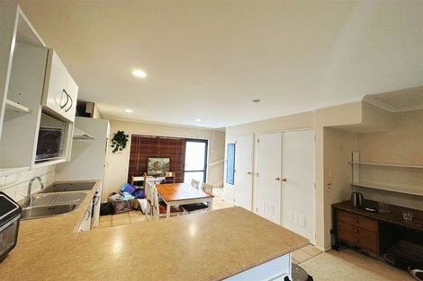 Photo of property in Tuscany Way, 17/3 Ambrico Place, New Lynn, Auckland, 0600