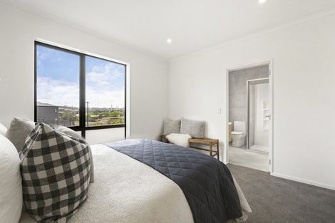 Photo of property in 24 Te Aniwaniwa Terrace, Albany, Auckland, 0632