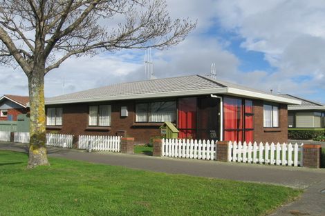 Photo of property in 1 Edgecombe Court, Roslyn, Palmerston North, 4414