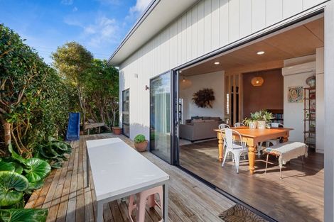 Photo of property in 318 Mangorei Road, Merrilands, New Plymouth, 4312