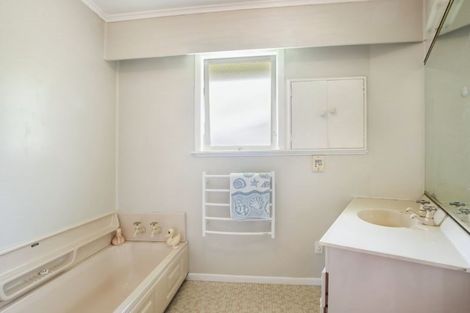Photo of property in 10 Scanlen Terrace, Kelston, Auckland, 0602